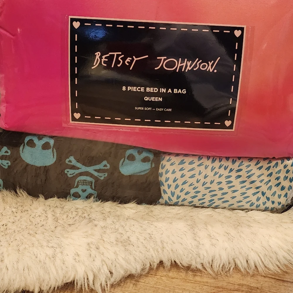 Betsey Johnson Ombre Skull Queen 8 PIECE BED SET new